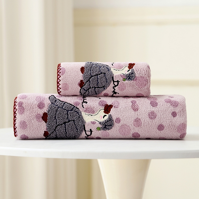 91家纺网 家纺一手货源 找家纺 朴尔家纺-毛巾被 2025新款趣趣多毛巾绣勾边珊瑚绒速吸速干毛巾浴巾 浴巾慢慢鸭-紫 70x140cm