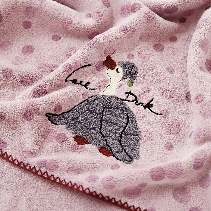 91家纺网 家纺一手货源 找家纺 朴尔家纺-毛巾被 2025新款趣趣多毛巾绣勾边珊瑚绒速吸速干毛巾浴巾 浴巾慢慢鸭-紫 70x140cm