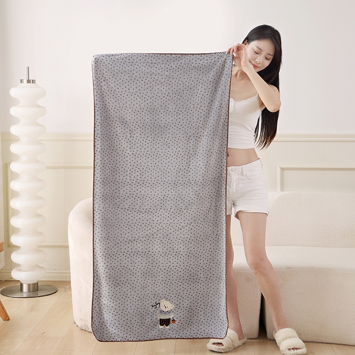 91家纺网 家纺一手货源 找家纺 朴尔家纺-毛巾被 2025新款趣趣多毛巾绣勾边珊瑚绒速吸速干毛巾浴巾 浴巾毛衣熊-灰 70x140cm