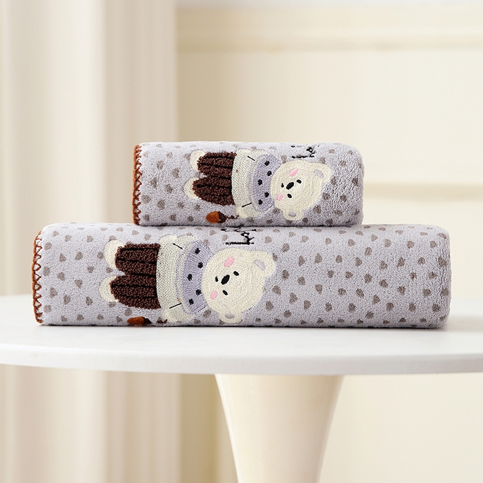 91家纺网 家纺一手货源 找家纺 朴尔家纺-毛巾被 2025新款趣趣多毛巾绣勾边珊瑚绒速吸速干毛巾浴巾 浴巾毛衣熊-灰 70x140cm