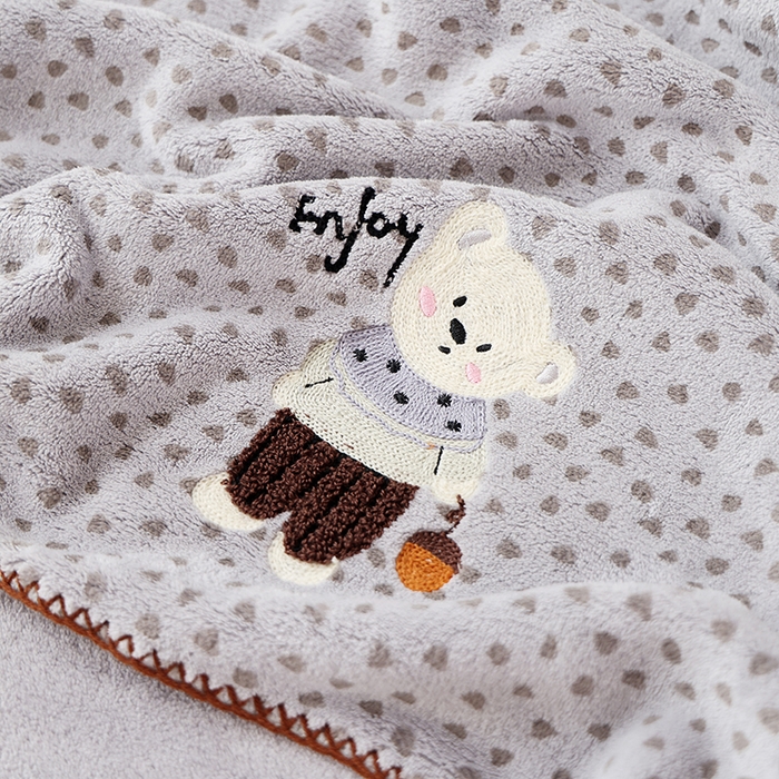 91家纺网 家纺一手货源 找家纺 朴尔家纺-毛巾被 2025新款趣趣多毛巾绣勾边珊瑚绒速吸速干毛巾浴巾 浴巾毛衣熊-灰 70x140cm