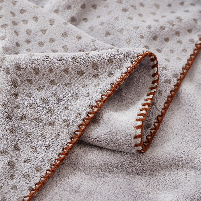 91家纺网 家纺一手货源 找家纺 朴尔家纺-毛巾被 2025新款趣趣多毛巾绣勾边珊瑚绒速吸速干毛巾浴巾 浴巾毛衣熊-灰 70x140cm
