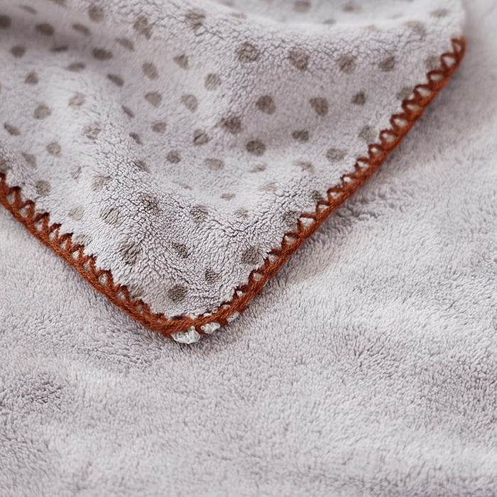 91家纺网 家纺一手货源 找家纺 朴尔家纺-毛巾被 2025新款趣趣多毛巾绣勾边珊瑚绒速吸速干毛巾浴巾 浴巾毛衣熊-灰 70x140cm