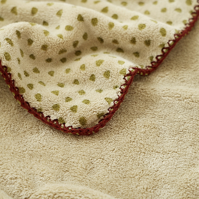 91家纺网 家纺一手货源 找家纺 朴尔家纺-毛巾被 2025新款趣趣多毛巾绣勾边珊瑚绒速吸速干毛巾浴巾 浴巾熊猫-青 70x140cm