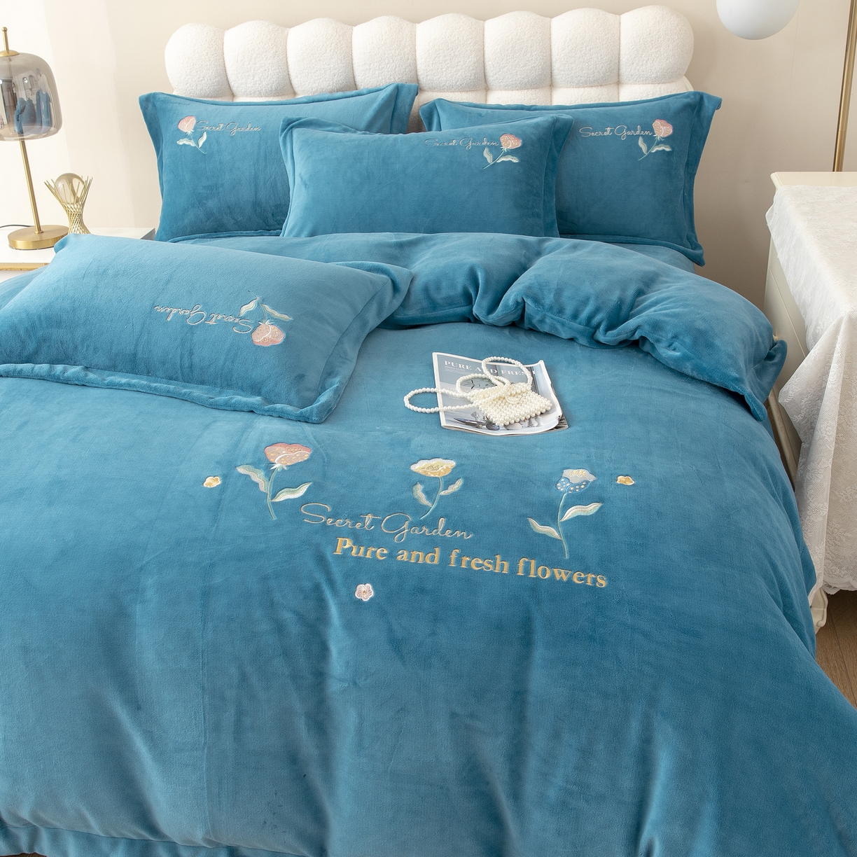 91家纺网 家纺一手货源 找家纺 贝尔 2025新款花蕊-牛奶宽边刺绣纯色高克重四件套（赠送拎袋） 兰色