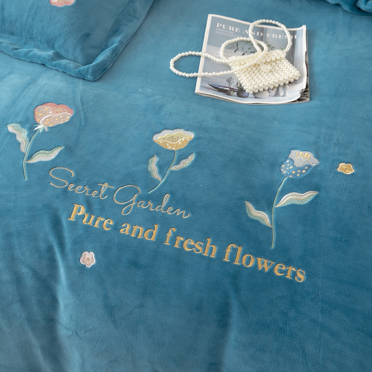 91家纺网 家纺一手货源 找家纺 贝尔 2025新款花蕊-牛奶宽边刺绣纯色高克重四件套（赠送拎袋） 兰色