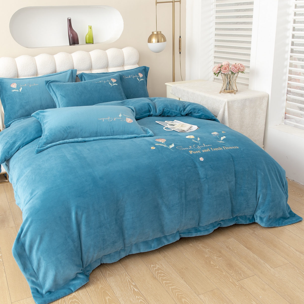 91家纺网 家纺一手货源 找家纺 贝尔 2025新款花蕊-牛奶宽边刺绣纯色高克重四件套（赠送拎袋） 兰色