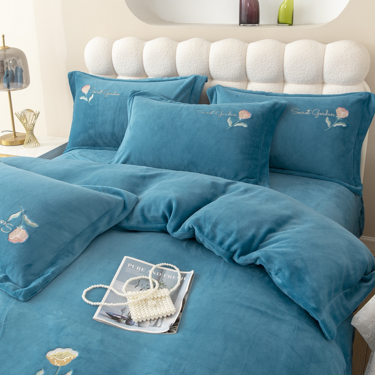 91家纺网 家纺一手货源 找家纺 贝尔 2025新款花蕊-牛奶宽边刺绣纯色高克重四件套（赠送拎袋） 兰色