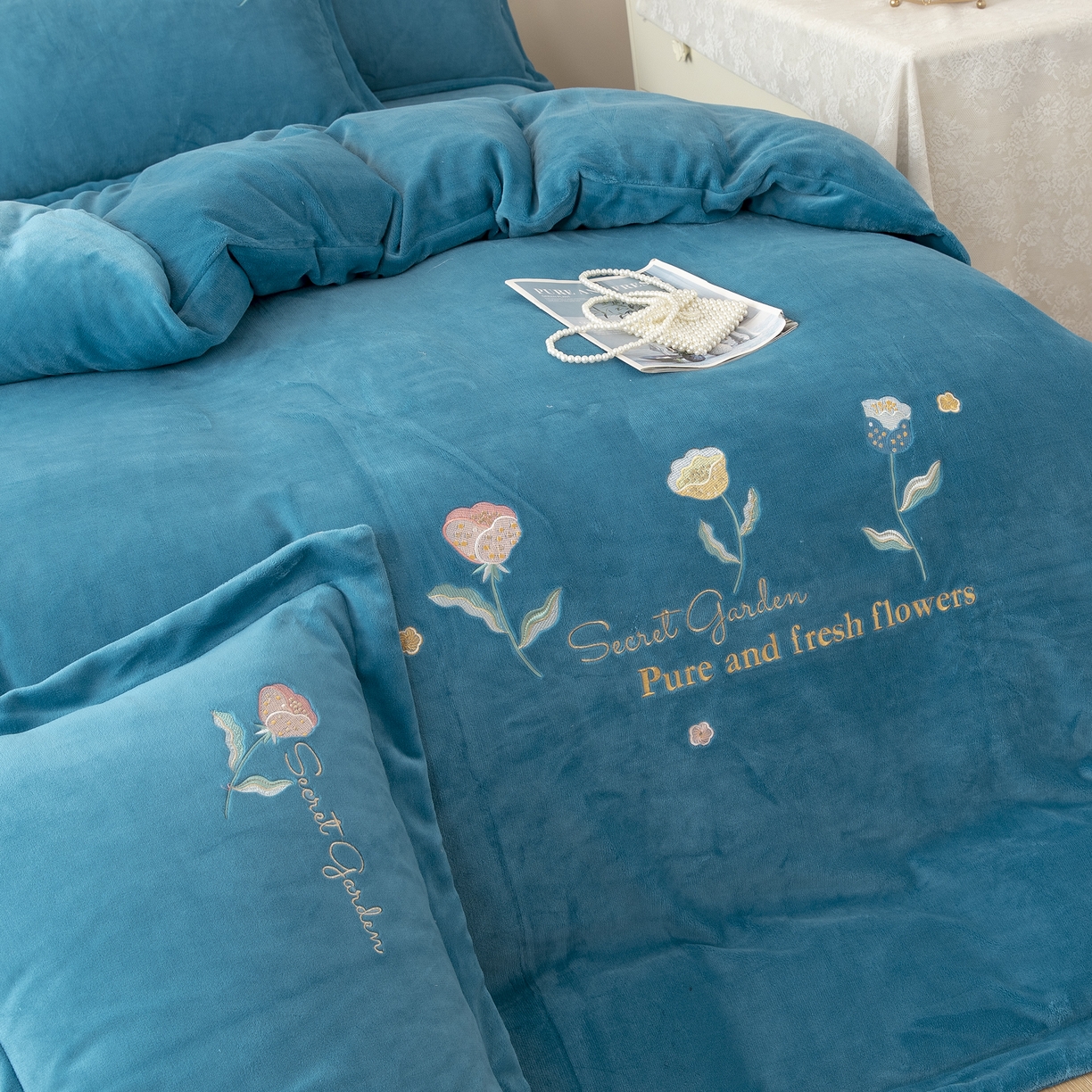 91家纺网 家纺一手货源 找家纺 贝尔 2025新款花蕊-牛奶宽边刺绣纯色高克重四件套（赠送拎袋） 兰色