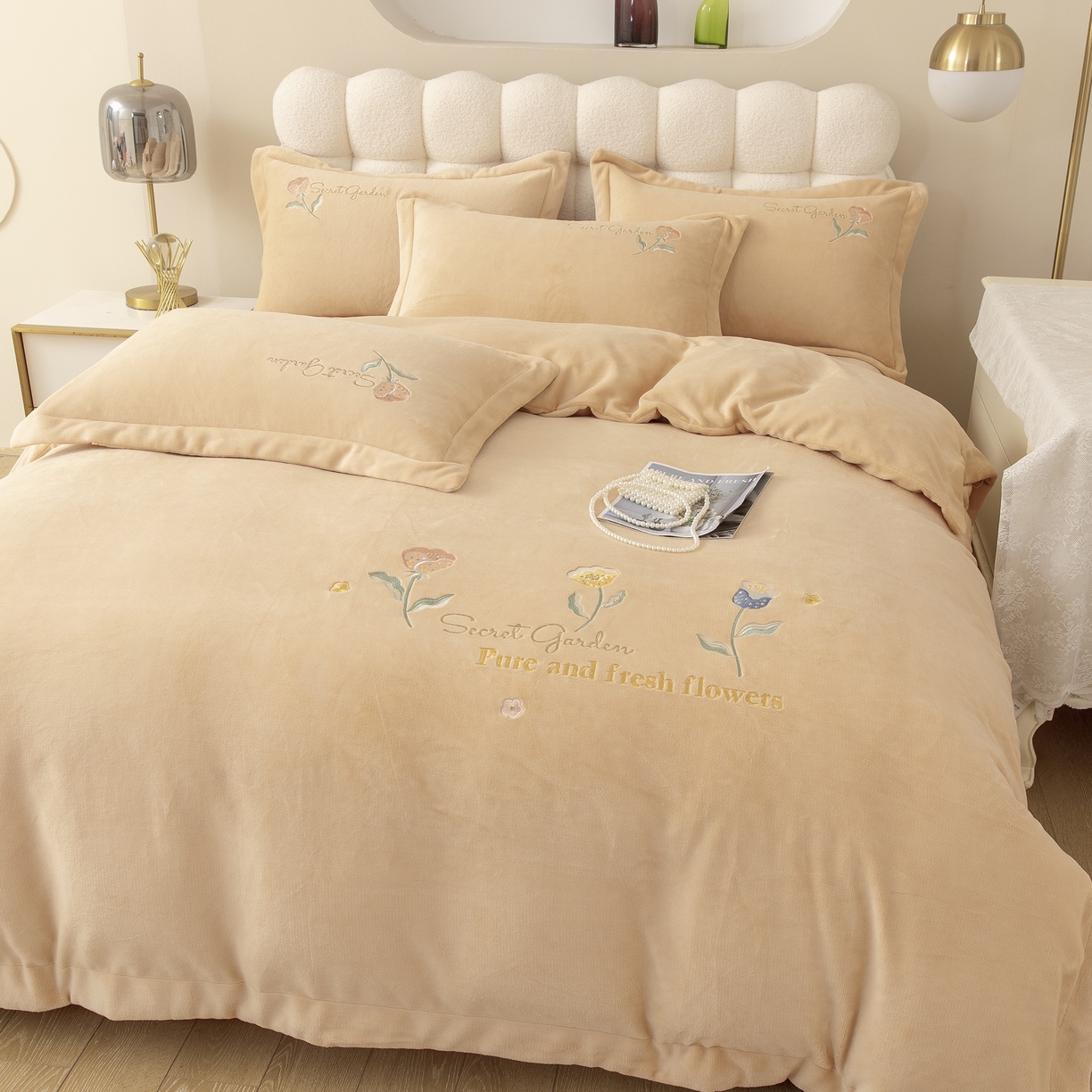 91家纺网 家纺一手货源 找家纺 贝尔 2025新款花蕊-牛奶宽边刺绣纯色高克重四件套（赠送拎袋） 浅驼