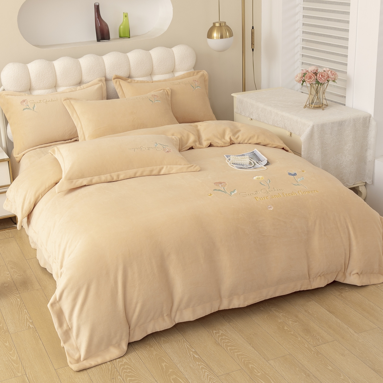 91家纺网 家纺一手货源 找家纺 贝尔 2025新款花蕊-牛奶宽边刺绣纯色高克重四件套（赠送拎袋） 浅驼