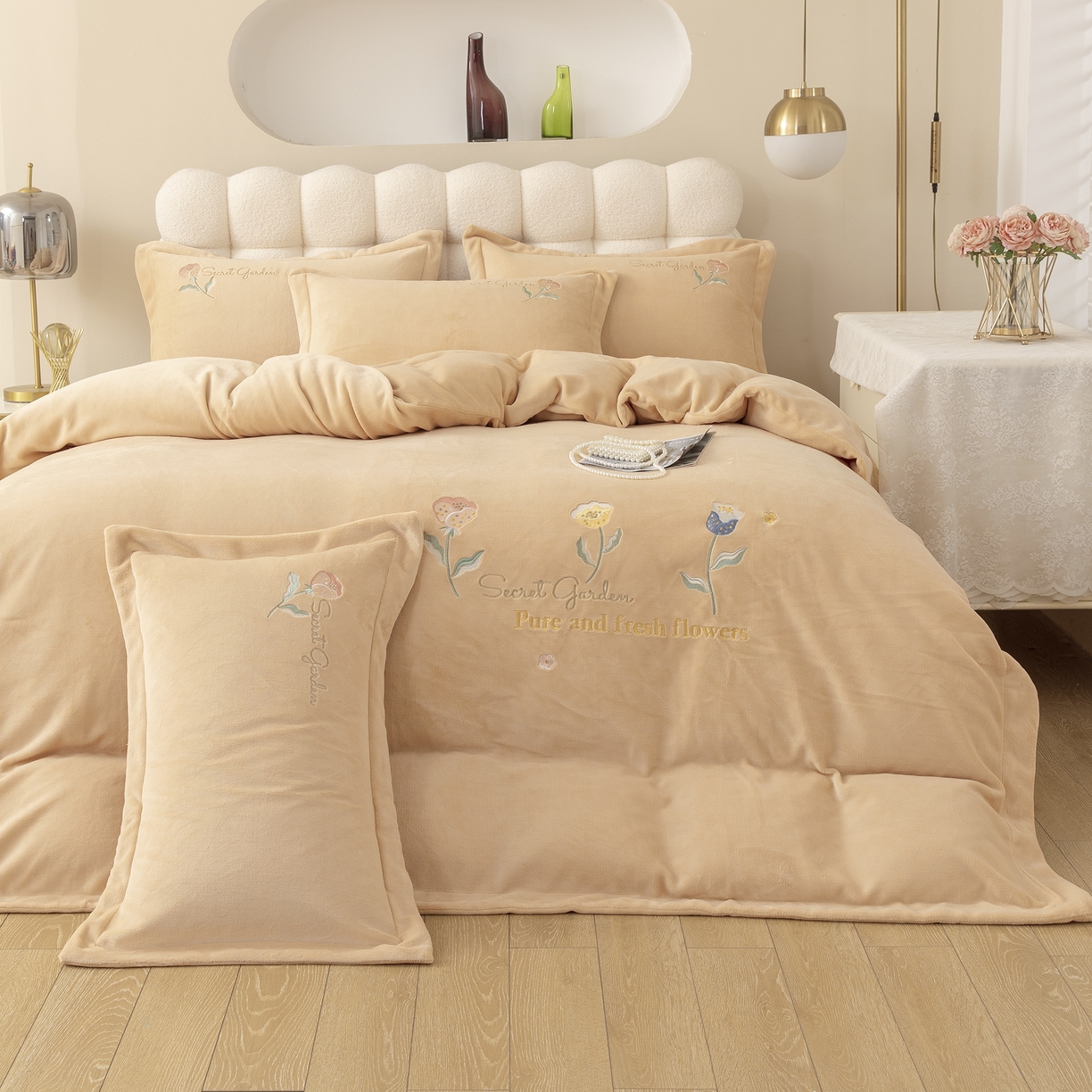 91家纺网 家纺一手货源 找家纺 贝尔 2025新款花蕊-牛奶宽边刺绣纯色高克重四件套（赠送拎袋） 浅驼