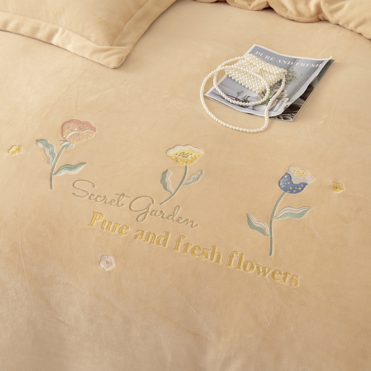 91家纺网 家纺一手货源 找家纺 贝尔 2025新款花蕊-牛奶宽边刺绣纯色高克重四件套（赠送拎袋） 浅驼