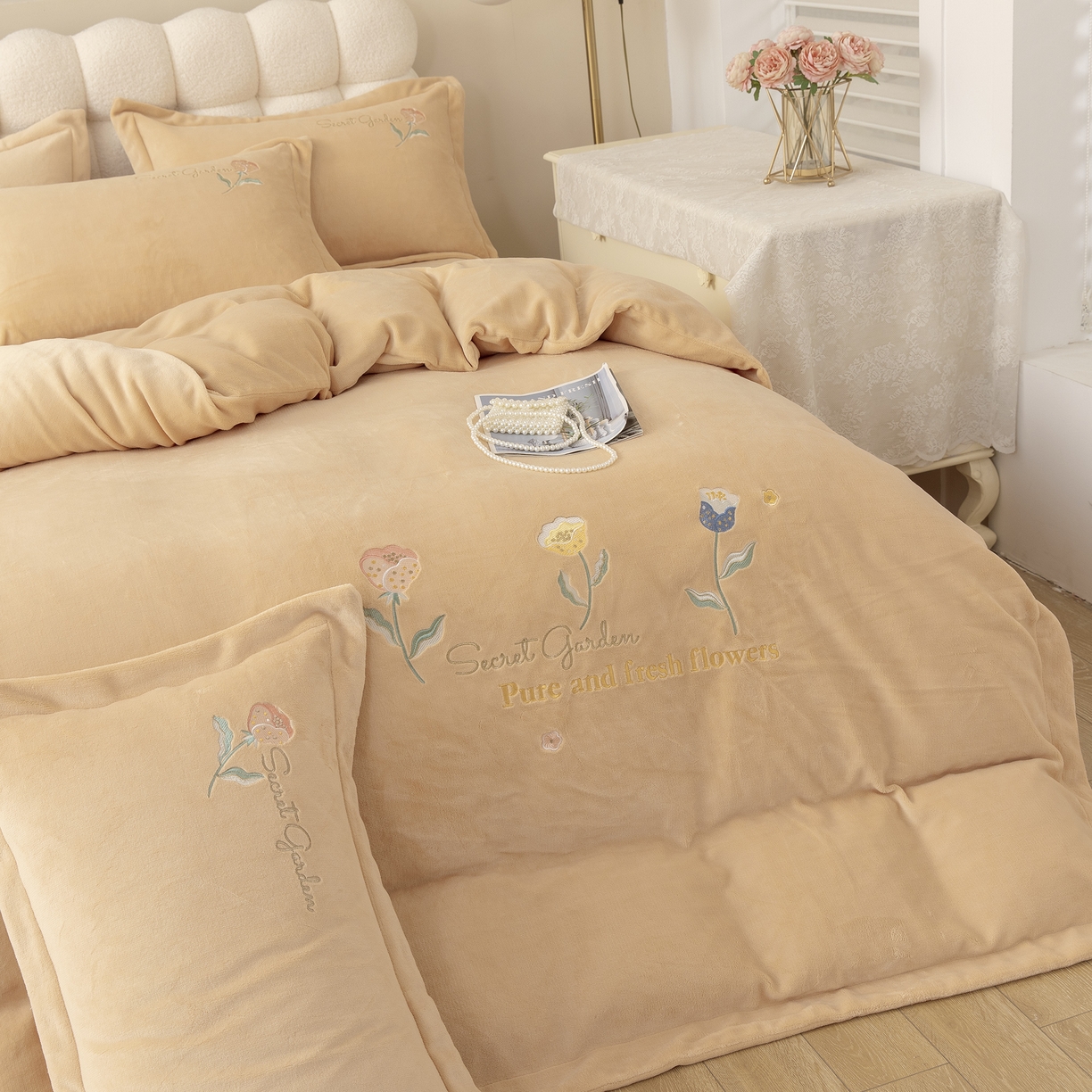 91家纺网 家纺一手货源 找家纺 贝尔 2025新款花蕊-牛奶宽边刺绣纯色高克重四件套（赠送拎袋） 浅驼