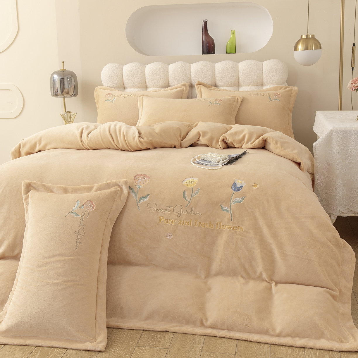 91家纺网 家纺一手货源 找家纺 贝尔 2025新款花蕊-牛奶宽边刺绣纯色高克重四件套（赠送拎袋） 浅驼