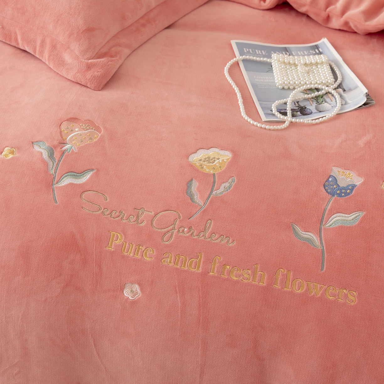 91家纺网 家纺一手货源 找家纺 贝尔 2025新款花蕊-牛奶宽边刺绣纯色高克重四件套（赠送拎袋） 胭脂粉