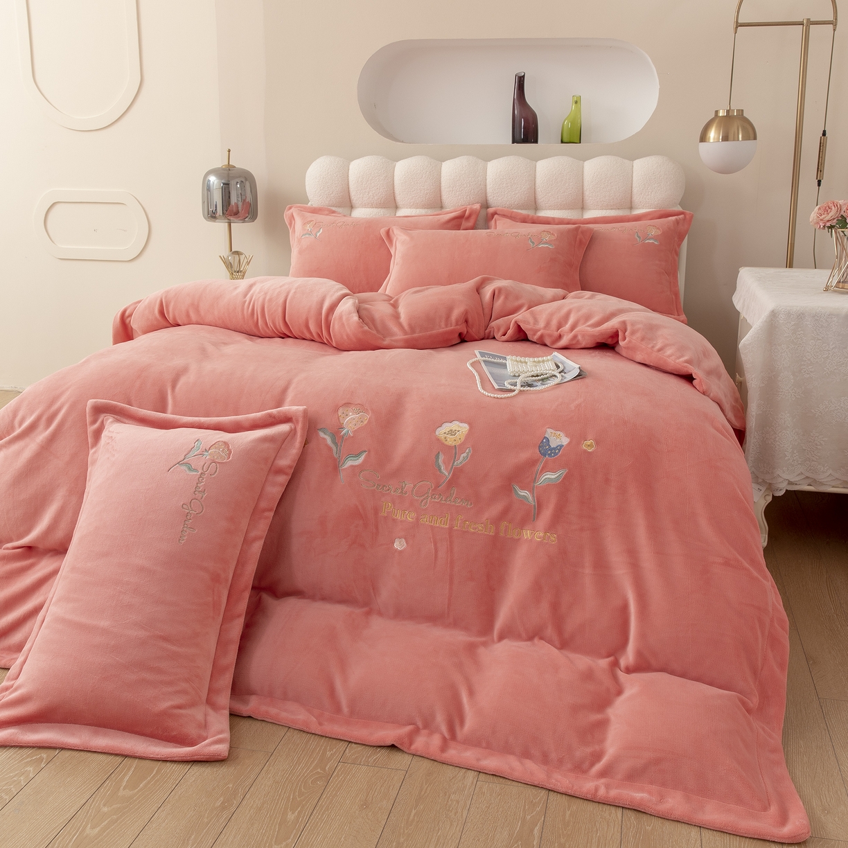 91家纺网 家纺一手货源 找家纺 贝尔 2025新款花蕊-牛奶宽边刺绣纯色高克重四件套（赠送拎袋） 胭脂粉