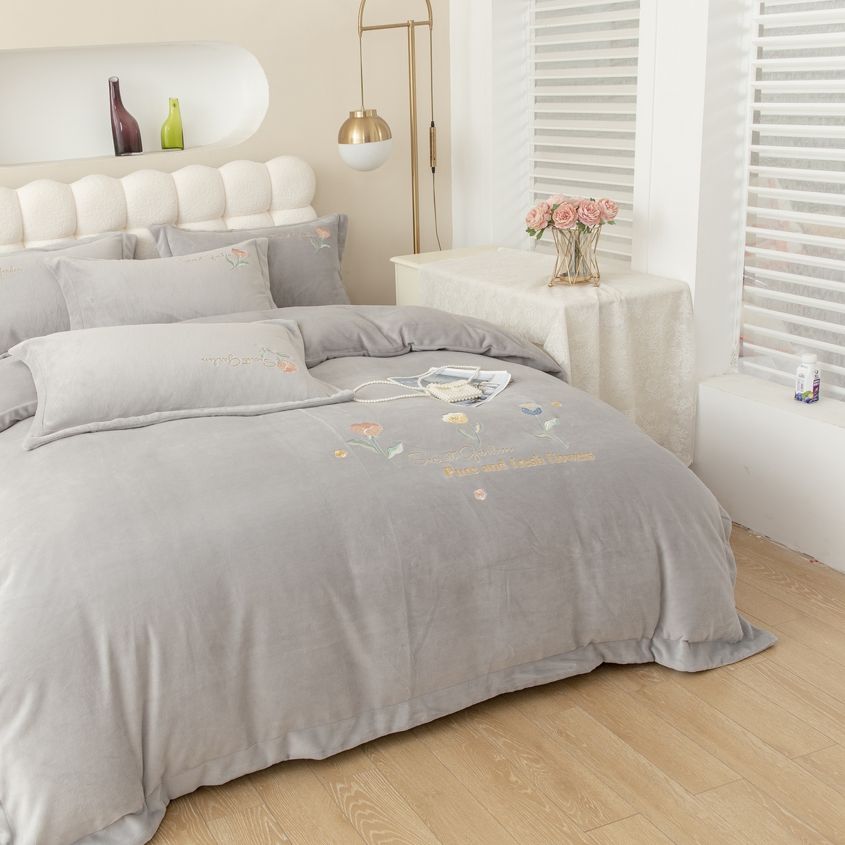 91家纺网 家纺一手货源 找家纺 贝尔 2025新款花蕊-牛奶宽边刺绣纯色高克重四件套（赠送拎袋） 银灰