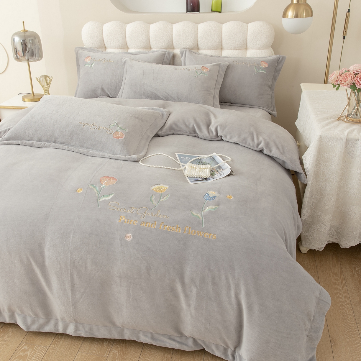 91家纺网 家纺一手货源 找家纺 贝尔 2025新款花蕊-牛奶宽边刺绣纯色高克重四件套（赠送拎袋） 银灰