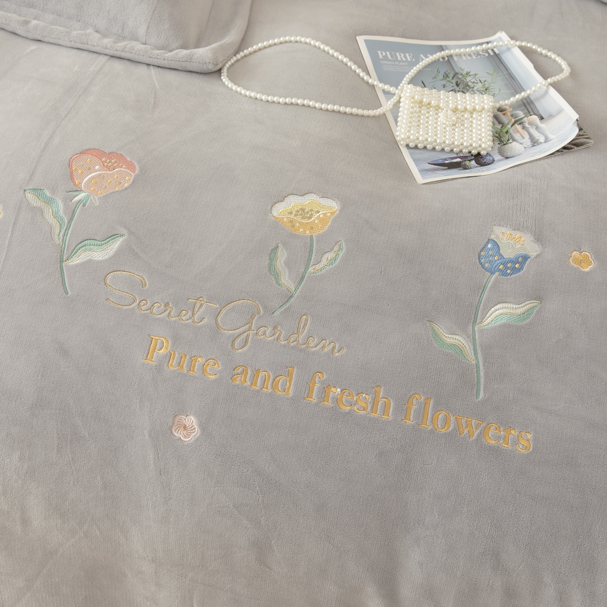 91家纺网 家纺一手货源 找家纺 贝尔 2025新款花蕊-牛奶宽边刺绣纯色高克重四件套（赠送拎袋） 银灰