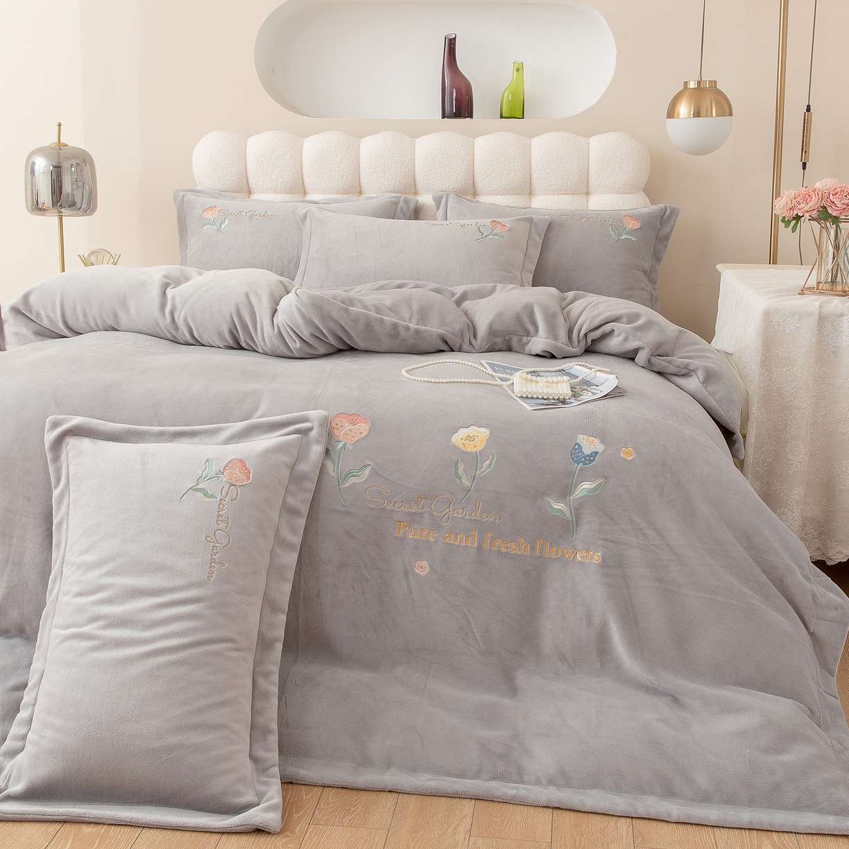 91家纺网 家纺一手货源 找家纺 贝尔 2025新款花蕊-牛奶宽边刺绣纯色高克重四件套（赠送拎袋） 银灰