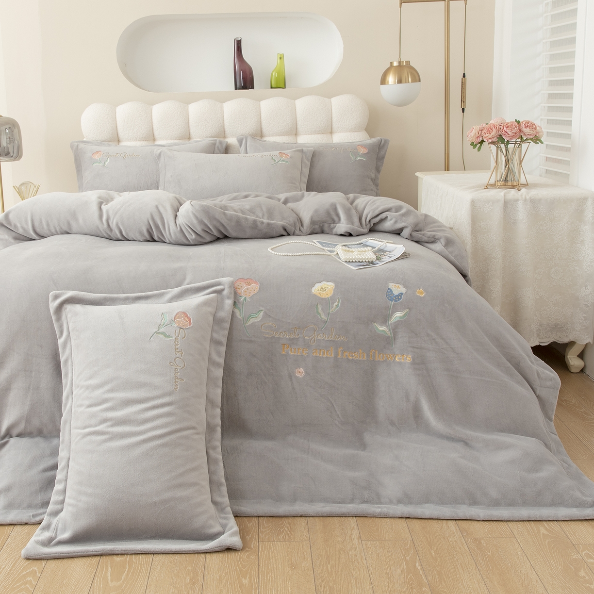 91家纺网 家纺一手货源 找家纺 贝尔 2025新款花蕊-牛奶宽边刺绣纯色高克重四件套（赠送拎袋） 银灰