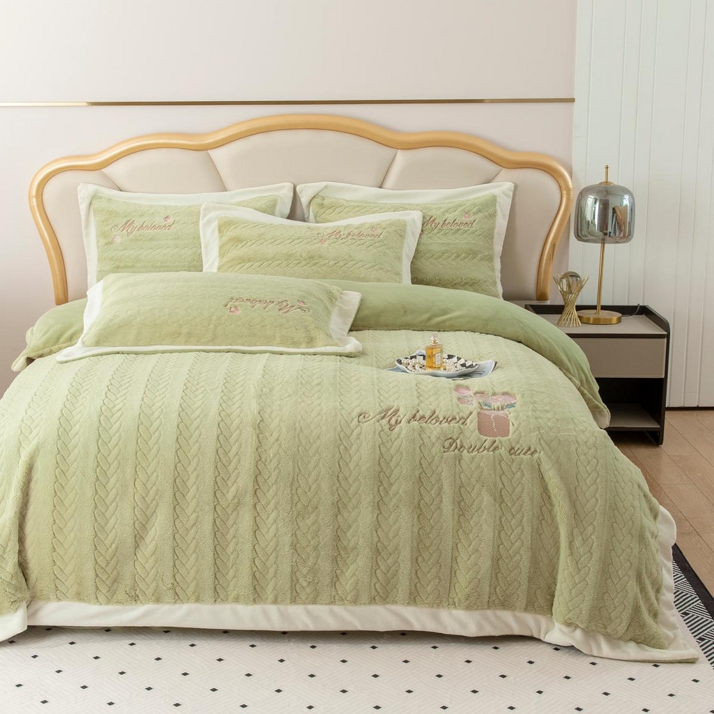 91家纺网 家纺一手货源 找家纺 （总）贝尔 2025新款10斤重花时光-兔毛绒拼角刺绣纯色高克重四件套（赠送拎袋）