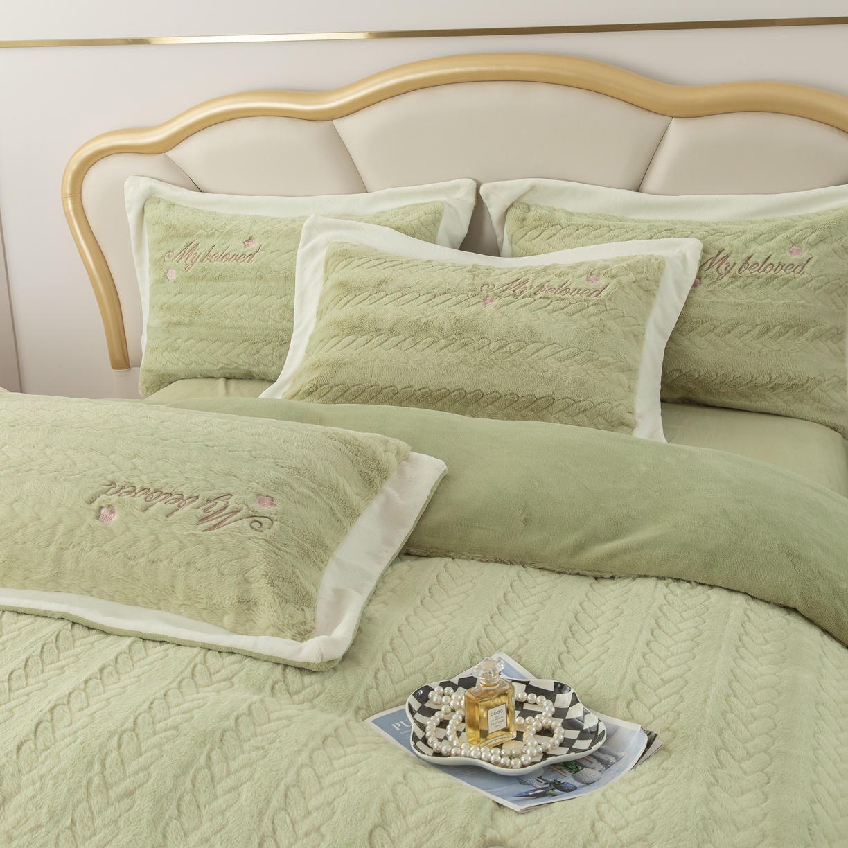 91家纺网 家纺一手货源 找家纺 （总）贝尔 2025新款10斤重花时光-兔毛绒拼角刺绣纯色高克重四件套（赠送拎袋）