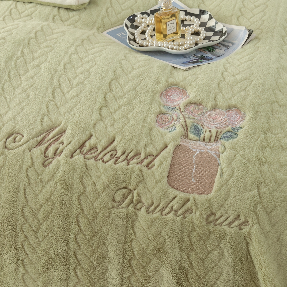 91家纺网 家纺一手货源 找家纺 贝尔 2025新款10斤重花时光-兔毛绒拼角刺绣纯色高克重四件套（赠送拎袋） 草绿