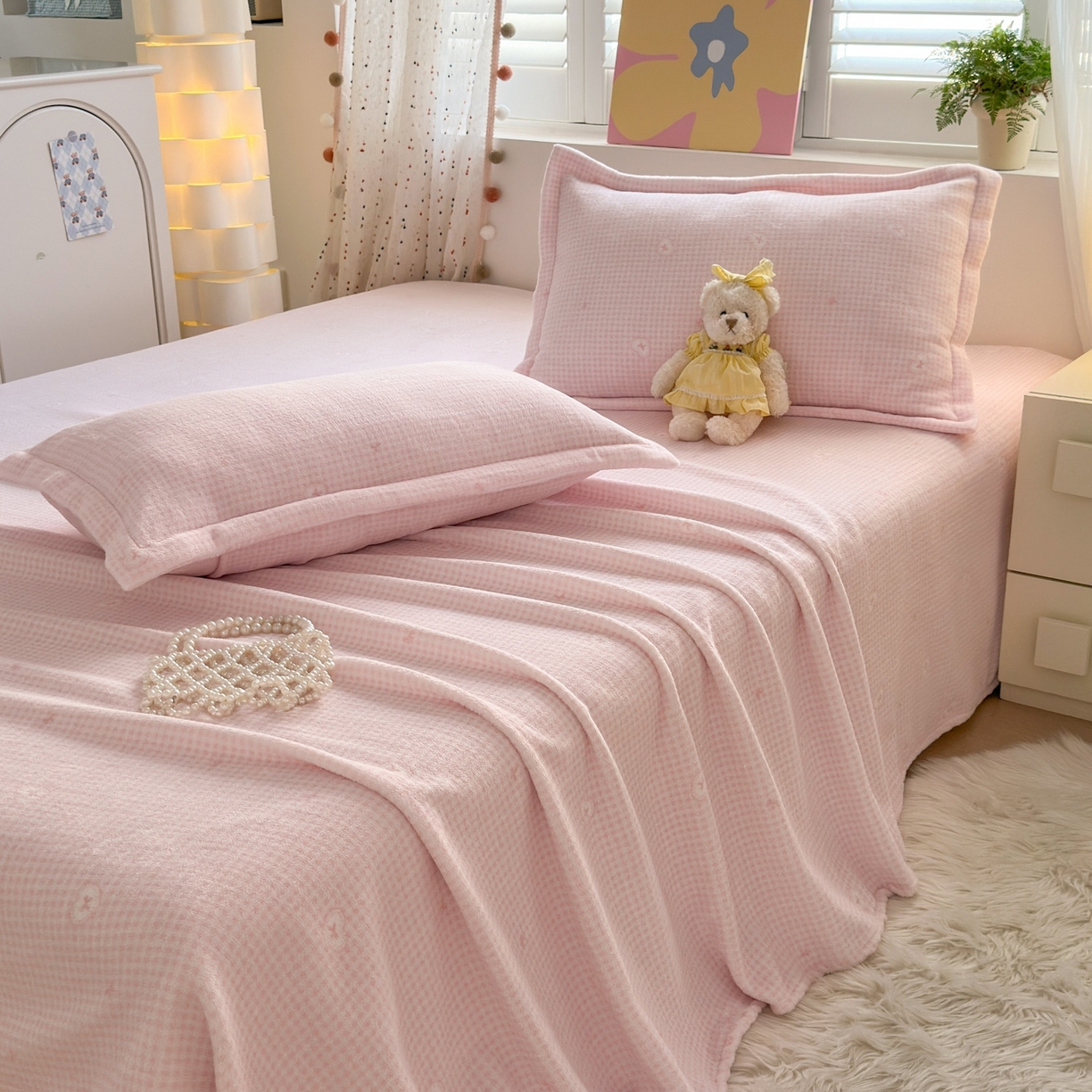 91家纺网 家纺一手货源 找家纺 芙绣家纺 2025新款印花高克重牛奶绒床单系列 爱心格格-浅粉