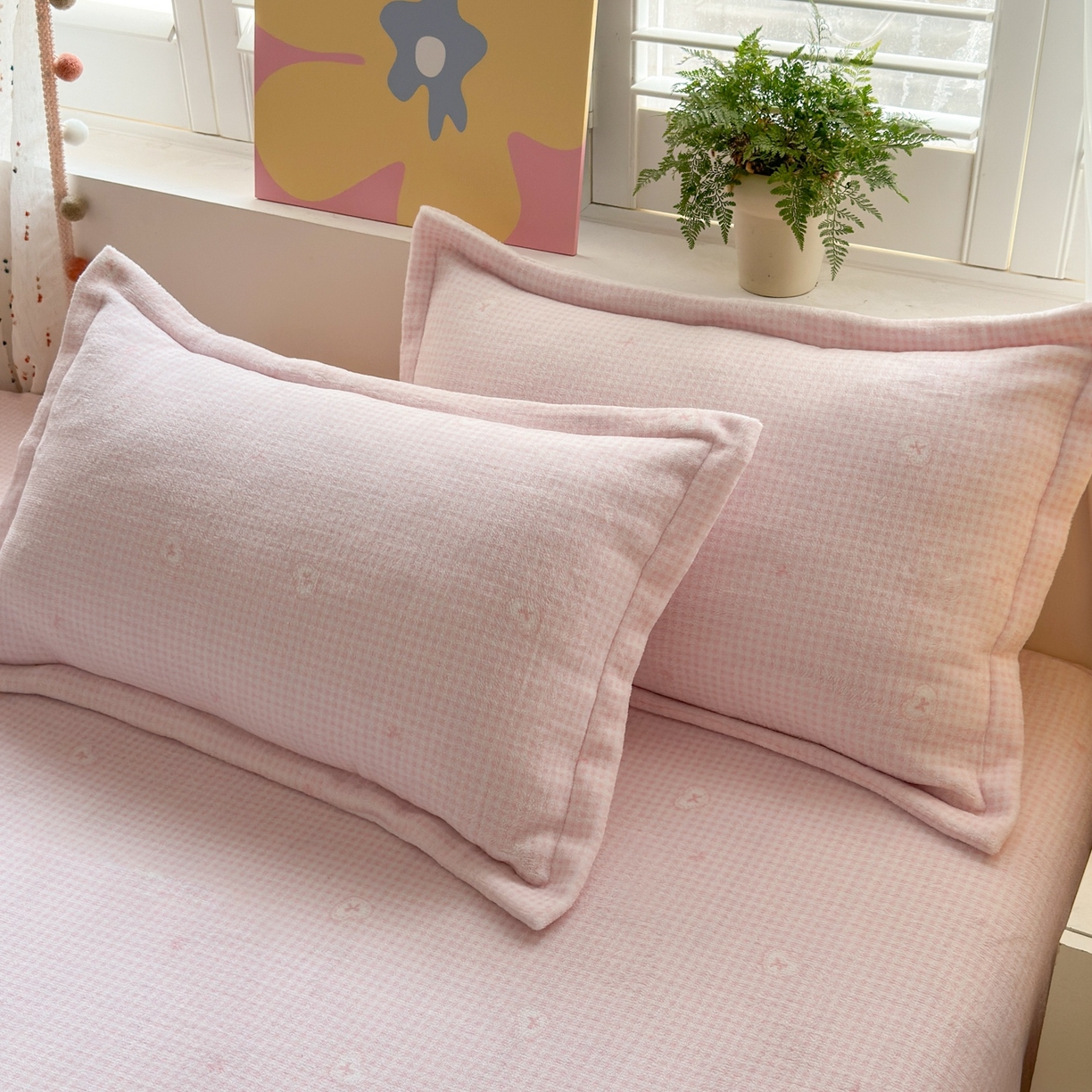 91家纺网 家纺一手货源 找家纺 芙绣家纺 2025新款印花高克重牛奶绒床单系列 爱心格格-浅粉