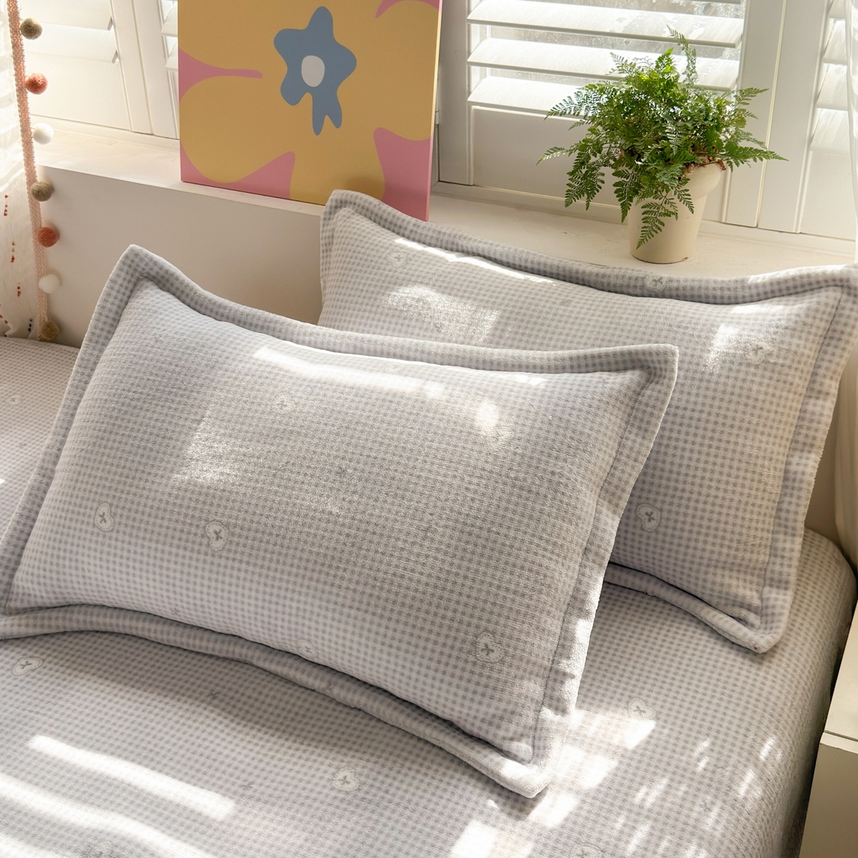 91家纺网 家纺一手货源 找家纺 芙绣家纺 2025新款印花高克重牛奶绒床单系列 爱心格格-浅灰