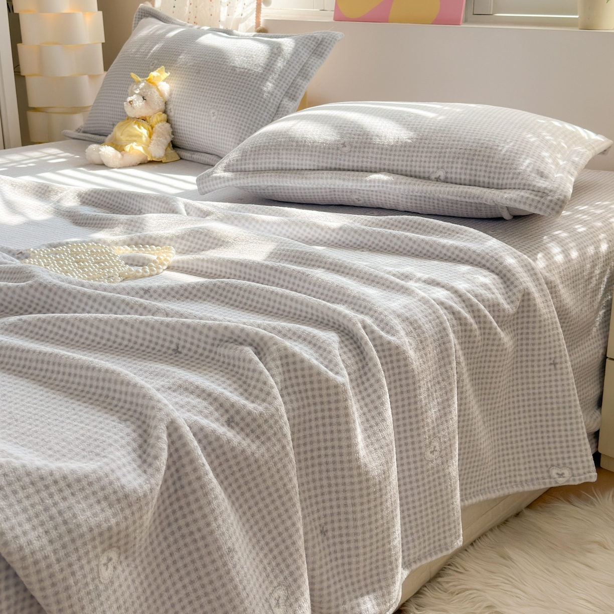 91家纺网 家纺一手货源 找家纺 芙绣家纺 2025新款印花高克重牛奶绒床单系列 爱心格格-浅灰