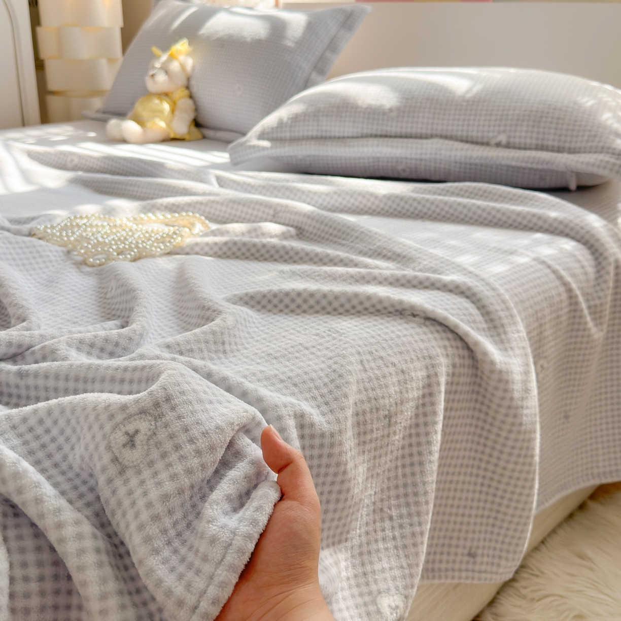 91家纺网 家纺一手货源 找家纺 芙绣家纺 2025新款印花高克重牛奶绒床单系列 爱心格格-浅灰