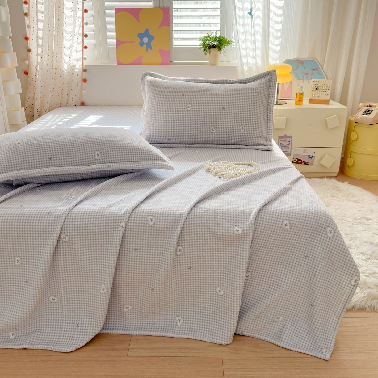 91家纺网 家纺一手货源 找家纺 芙绣家纺 2025新款印花高克重牛奶绒床单系列 爱心格格-浅灰