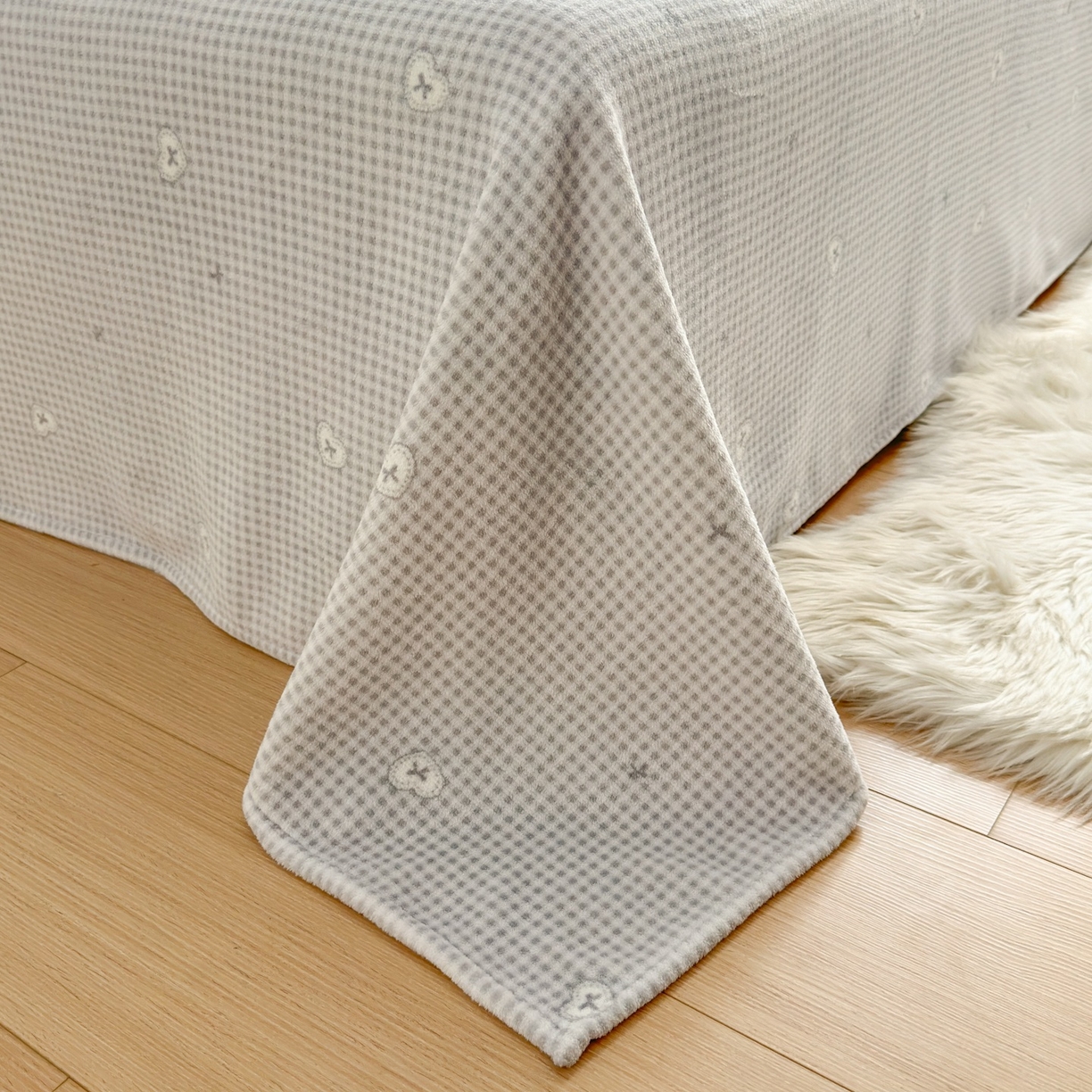 91家纺网 家纺一手货源 找家纺 芙绣家纺 2025新款印花高克重牛奶绒床单系列 爱心格格-浅灰