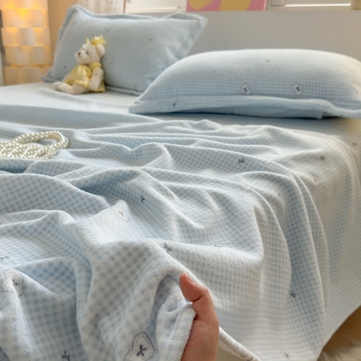 91家纺网 家纺一手货源 找家纺 芙绣家纺 2025新款印花高克重牛奶绒床单系列 爱心格格-浅蓝