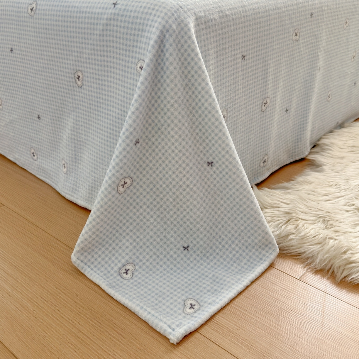 91家纺网 家纺一手货源 找家纺 芙绣家纺 2025新款印花高克重牛奶绒床单系列 爱心格格-浅蓝