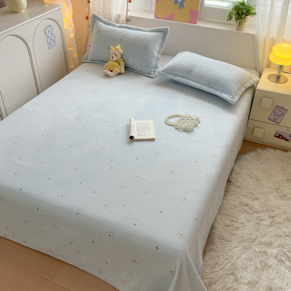 91家纺网 家纺一手货源 找家纺 芙绣家纺 2025新款印花高克重牛奶绒床单系列 爱心格格-浅蓝