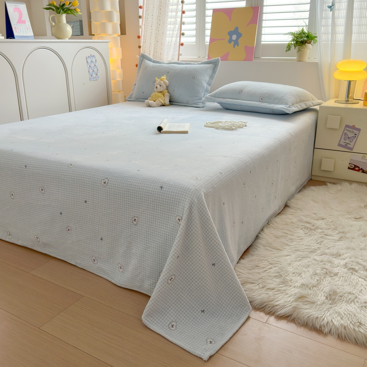 91家纺网 家纺一手货源 找家纺 芙绣家纺 2025新款印花高克重牛奶绒床单系列 爱心格格-浅蓝