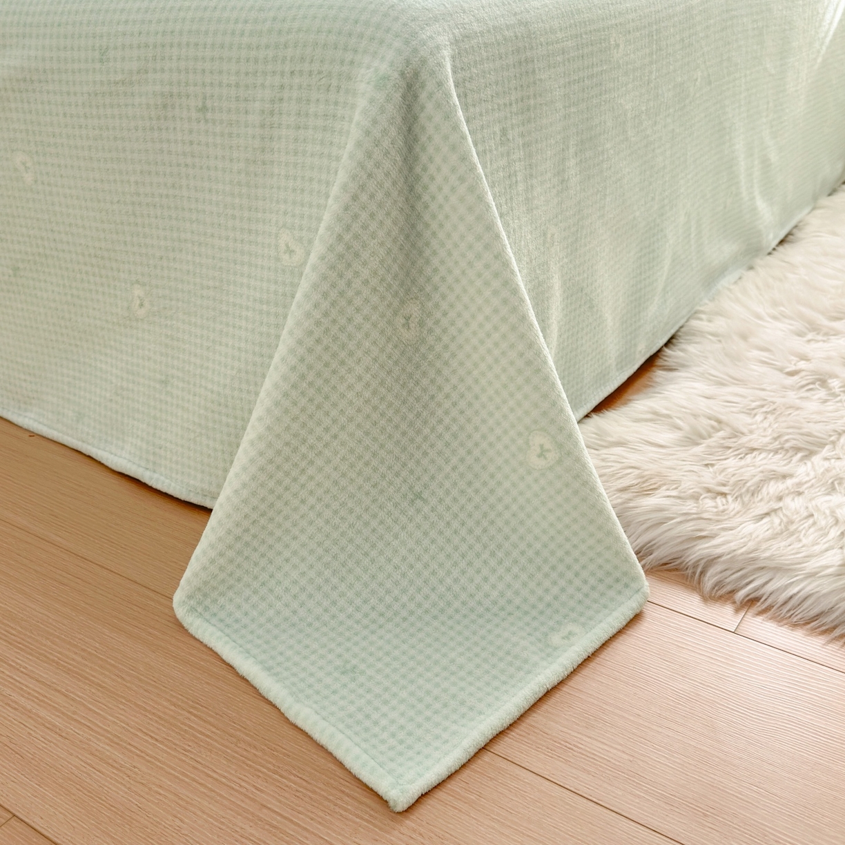 91家纺网 家纺一手货源 找家纺 芙绣家纺 2025新款印花高克重牛奶绒床单系列 爱心格格-浅绿