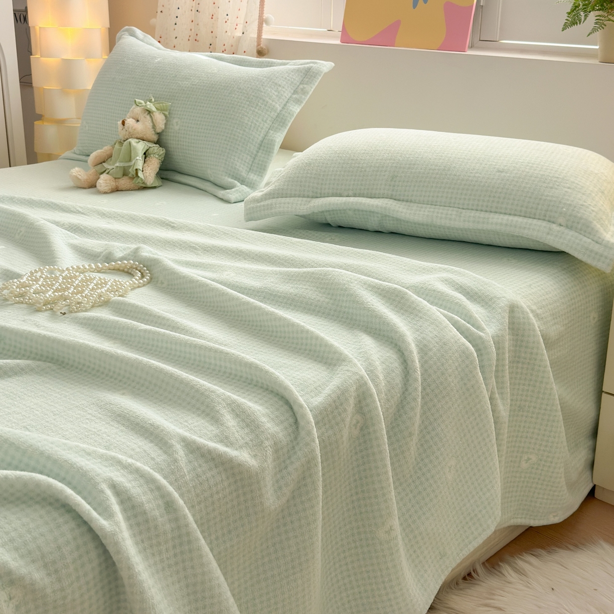 91家纺网 家纺一手货源 找家纺 芙绣家纺 2025新款印花高克重牛奶绒床单系列 爱心格格-浅绿