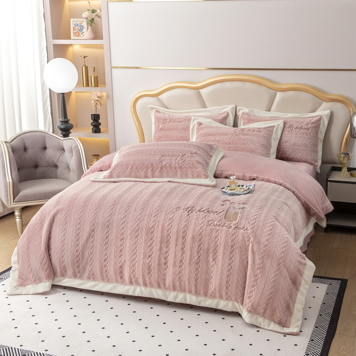 91家纺网 家纺一手货源 找家纺 贝尔 2025新款10斤重花时光-兔毛绒拼角刺绣纯色高克重四件套（赠送拎袋） 粉豆沙