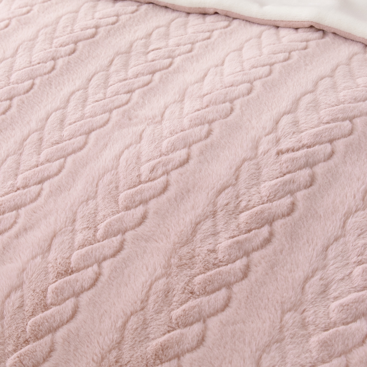 91家纺网 家纺一手货源 找家纺 贝尔 2025新款10斤重花时光-兔毛绒拼角刺绣纯色高克重四件套（赠送拎袋） 粉豆沙