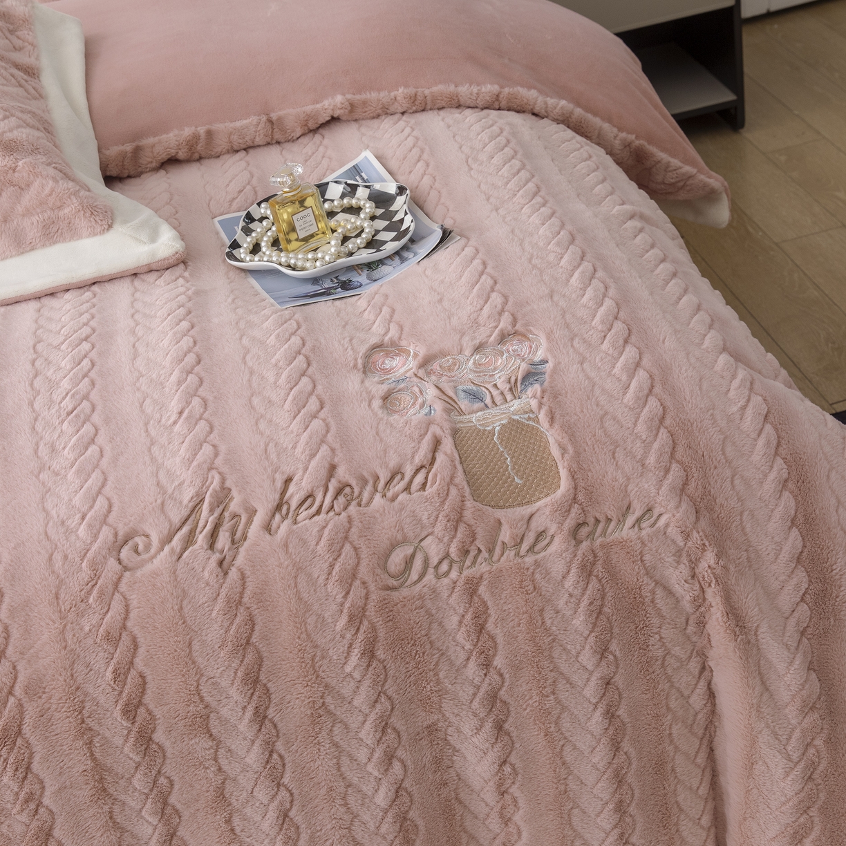 91家纺网 家纺一手货源 找家纺 贝尔 2025新款10斤重花时光-兔毛绒拼角刺绣纯色高克重四件套（赠送拎袋） 粉豆沙