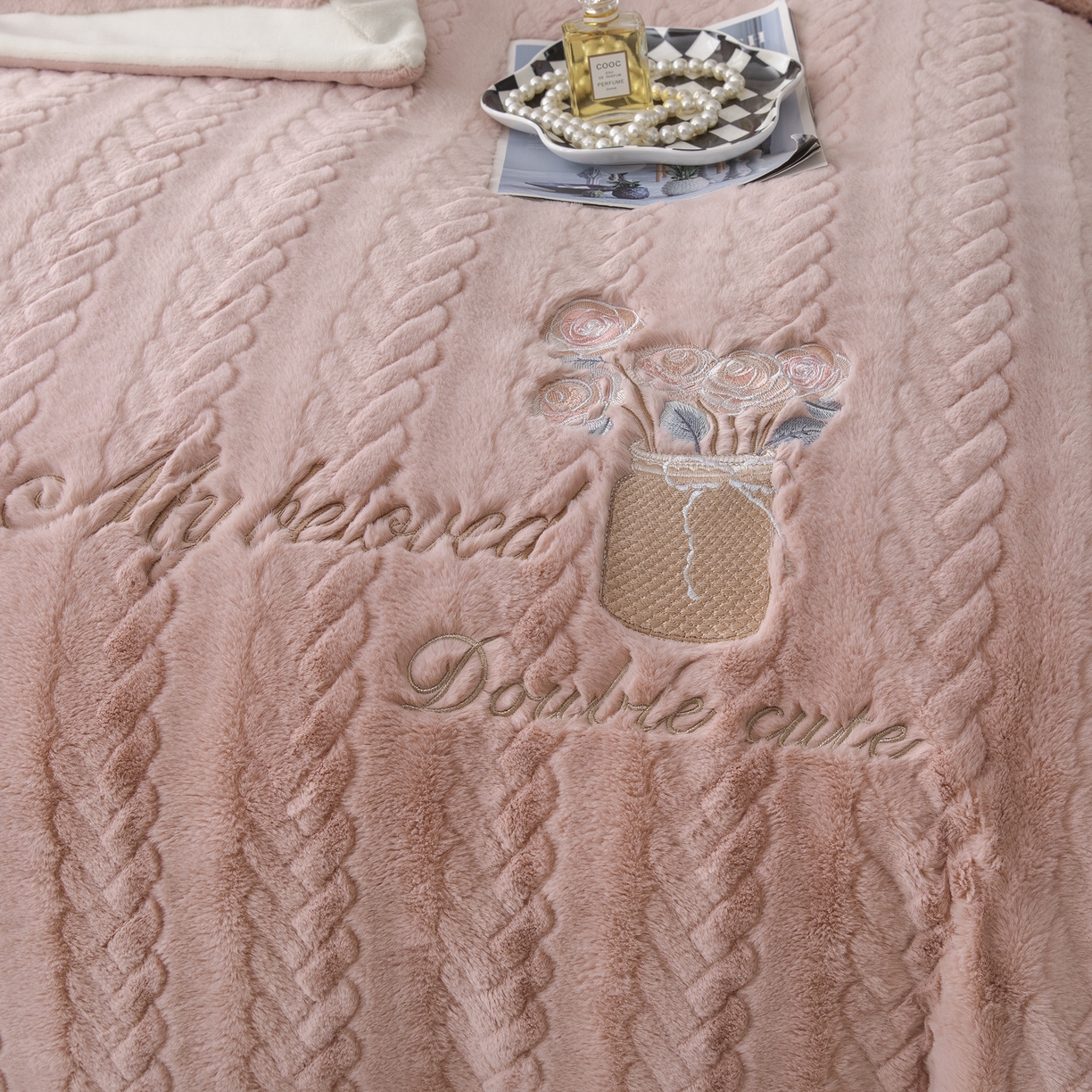 91家纺网 家纺一手货源 找家纺 贝尔 2025新款10斤重花时光-兔毛绒拼角刺绣纯色高克重四件套（赠送拎袋） 粉豆沙