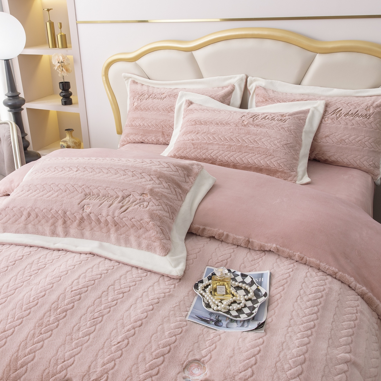 91家纺网 家纺一手货源 找家纺 贝尔 2025新款10斤重花时光-兔毛绒拼角刺绣纯色高克重四件套（赠送拎袋） 粉豆沙