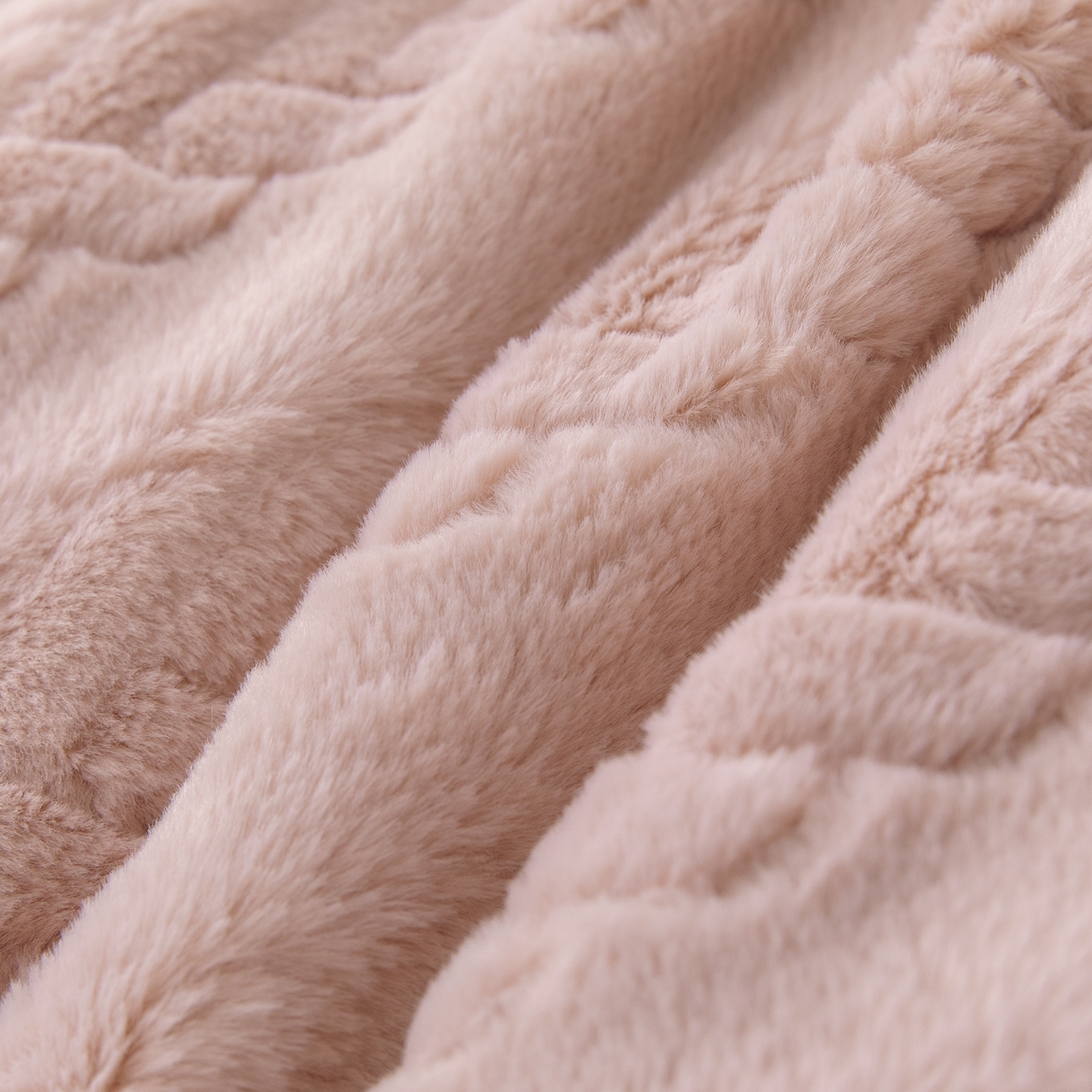 91家纺网 家纺一手货源 找家纺 贝尔 2025新款10斤重花时光-兔毛绒拼角刺绣纯色高克重四件套（赠送拎袋） 粉豆沙