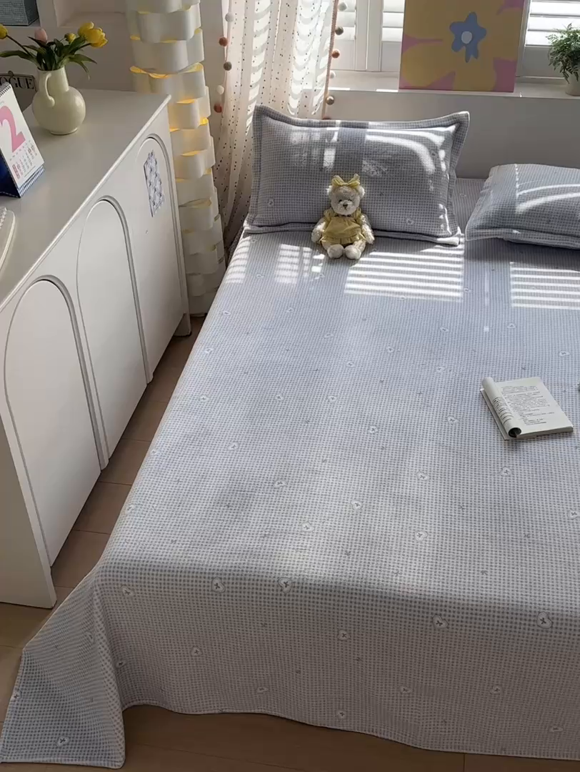 91家纺网 家纺一手货源 找家纺 芙绣家纺 2025新款印花高克重牛奶绒床单系列 爱心格格-浅灰
