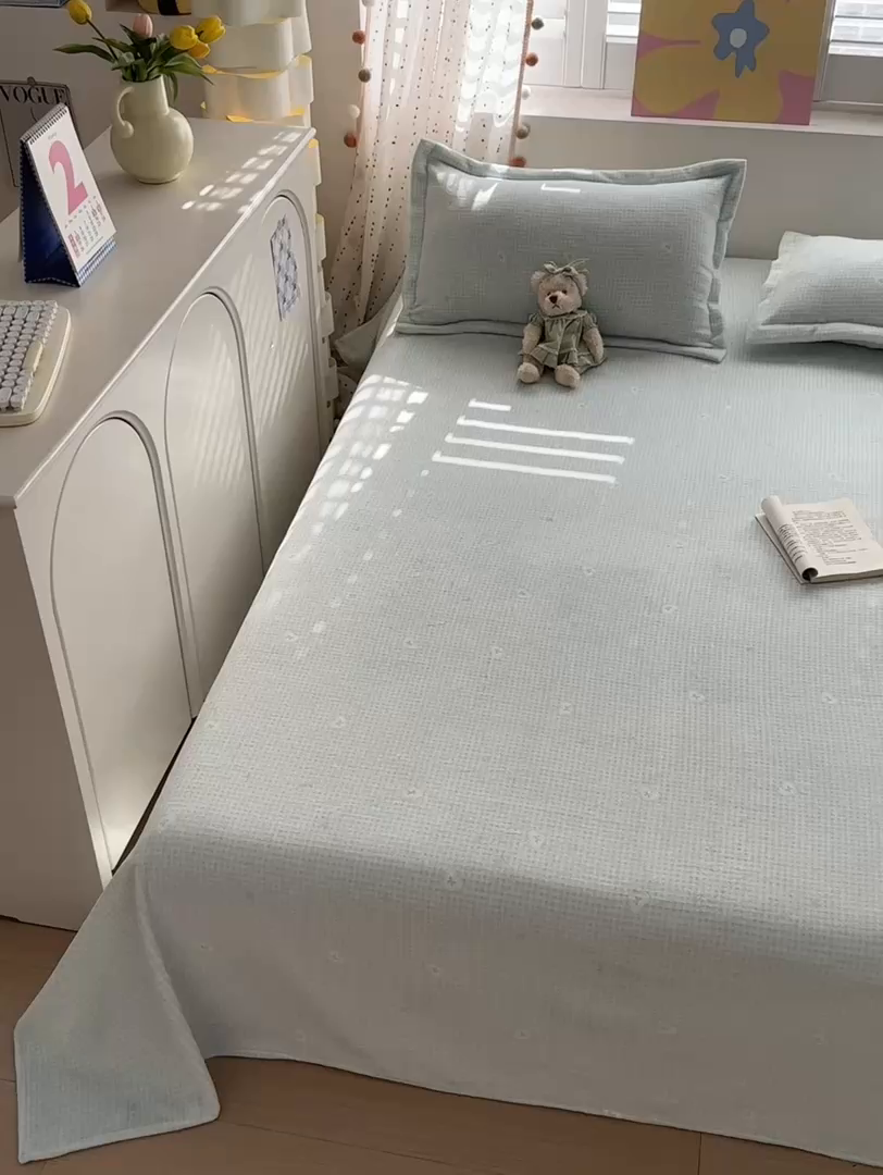 91家纺网 家纺一手货源 找家纺 芙绣家纺 2025新款印花高克重牛奶绒床单系列 爱心格格-浅绿